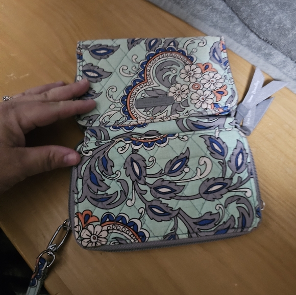 Vera Bradley Quilted TriFold Wristlet RFID Wallet Fan Flowers Pattern - Picture 4 of 6